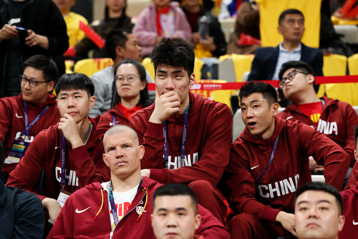 爱游戏官网-深圳男篮训练开放日，冲刺阶段回应争议引欢呼，欧冠在即，阵容厚度经受考验(行进与停止还是立定)