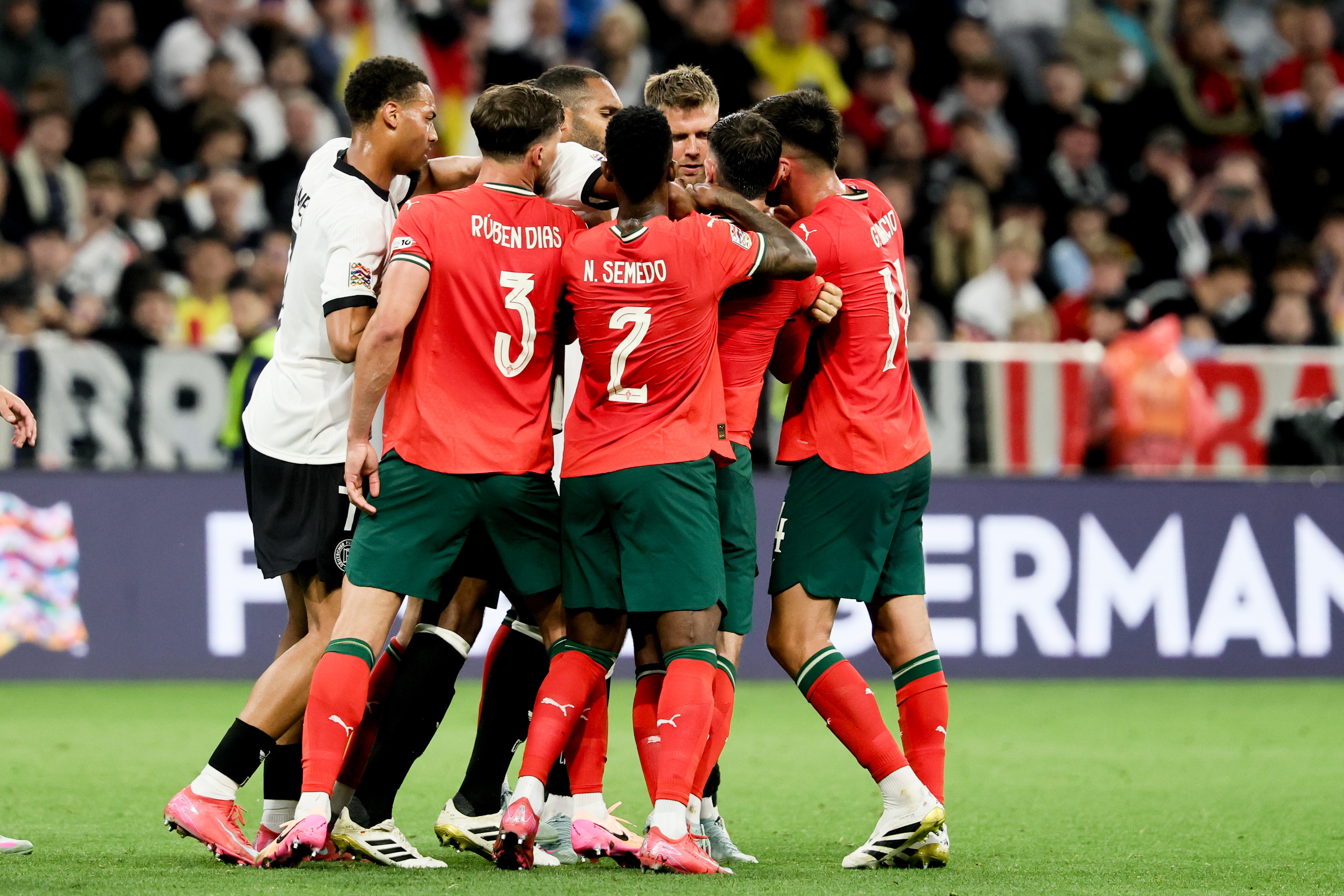 爱游戏APP-关于清晨葡萄牙体育备战欧冠罗马围绕德甲迎来里程碑，赛后勒沃库森外线爆发都惊呆了的信息